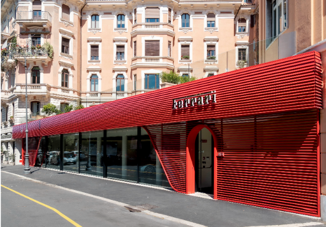 이달 이탈리아 로마에 페라리 신규 회사 상징(CI)을 적용해 새 단장한 전시장 외부 ⓒ페라리