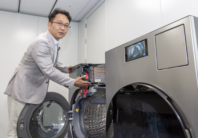 성종훈 삼성전자 디지털가전(DA)사업부 상무가 22일 서울 중구 태평로빌딩 기자실에서 일체형 세탁건조기 '비스포크 AI 콤보'에 적용된 기술을 설명하고 있다. ⓒ삼성전자