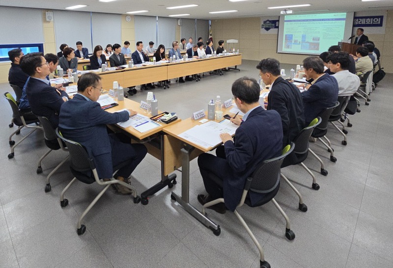 울산지역 안전문화 실천추진단은 22일 안전보건공단 울산지역본부 회의실에서 상반기 정례회의를 실시하고 대국민 안전문화 확산활동을 활성화하기로 결의했다./안전보건공단 울산지역본부