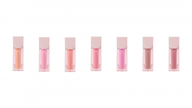 애경산업의 뷰티 브랜드 AGE20’S(에이지투웨니스)가 자연스럽고 차분한 메이크업을 완성해 줄 리퀴드 블러셔 신제품 ‘벨벳 헤이즈 블러셔’를 선보였다. (에이지투웨니스 제공)