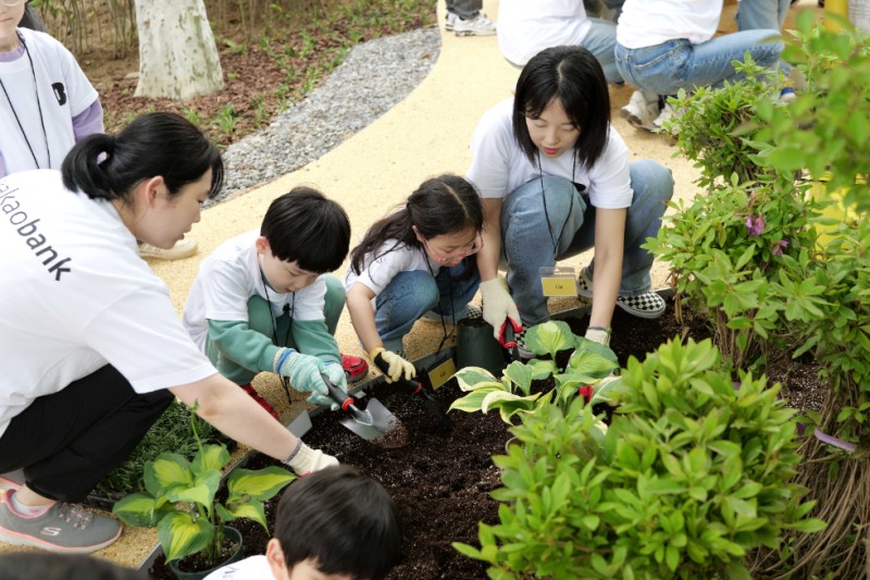 카카오뱅크가 오는 10월 20일까지 서울시 보라매공원에서 열리는 ‘2025 서울국제정원박람회’에 참여해, ‘모이는 정원’을 조성했다. (카카오뱅크 제공)