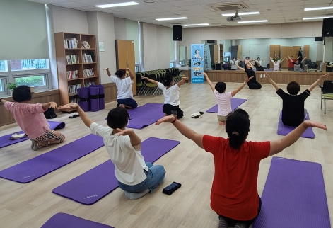 부여군이 갱년기 증상으로 어려움을 겪는 중년 여성들을 위해 한의약적 접근을 바탕으로 한 건강관리 프로그램 ‘한방으로 해결! 갱년기 뚝딱! 교실’을 운영한다. (부여군 제공)