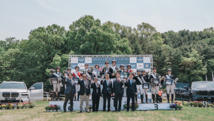 승마대회 수상자 단체 사진