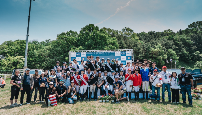 승마대회 참가자 단체 사진