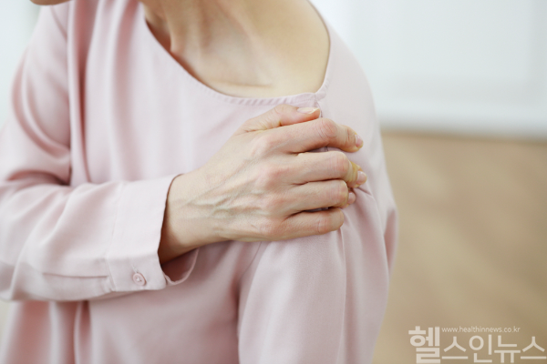 오십견은 자연 치유를 기다리기보다, 통증 조절과 운동 치료를 병행해야 삶의 질과 회복 속도를 높일 수 있다. (클립아트코리아)