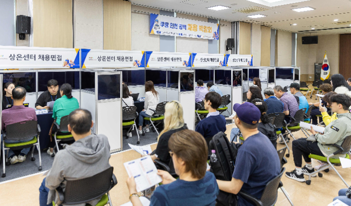 쿠팡풀필먼트서비스와 인천시 일자리센터가 지난 22일 인천 제물포스마트타운에서 개최한 쿠팡 인천권역 대규모 채용박람회에서 구직자들이 현장면접 대기 중이다.