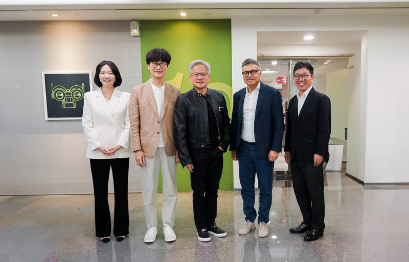 왼쪽부터 최수연 네이버 대표, 이해진 네이버 이사회 의장, 젠슨 황 엔비디아 최고경영자(CEO), 제이 퓨리 엔비디아 총괄 부사장, 김유원 네이버클라우드 대표가 회동을 마친 뒤 기념촬영을 하고 있다. 네이버클라우드 제공