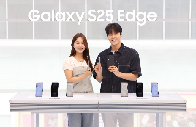 삼성전자 모델이 23일 정식 출시된 '갤럭시 S25 엣지'를 소개하고 있다. ⓒ삼성전자