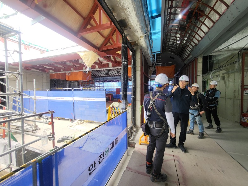 하형소 안전보건공단 안전보건사업이사(왼쪽 두번째)가 23일 폭염 대응 및 온열질환 예방 실태를 점검하기 위해 서울 지역 주요 건설 및 제조 현장을 방문했다./안전보건공단