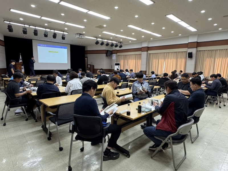 고용노동부 강원지청과 안전보건공단 강원지역본부는 지난 22일부터 23일까지 이틀간 관내 전문건설업체 실무자 80여명을 대상으로 안전보건 교육을 실시했다./안전보건공단 강원지역본부