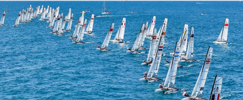 국제 요트대회에서 '나크라 17' 경기 모습