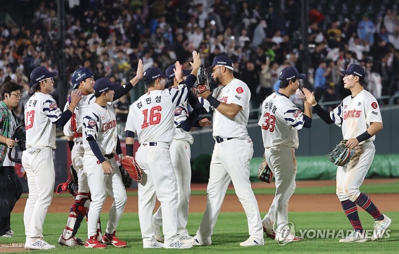 승리를 자축하고 있는 롯데 선수들