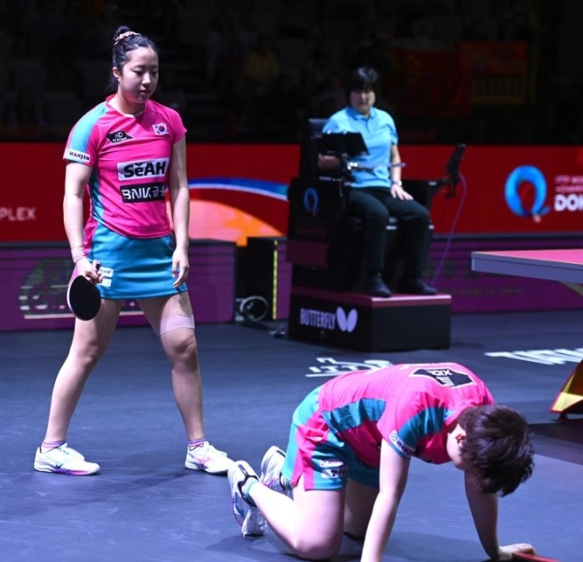 세계탁구선수권 여자복식 4강 패배 후 아쉬워하는 유한나(앞쪽), 신유빈(뒤쪽) / 대한탁구협회 제공