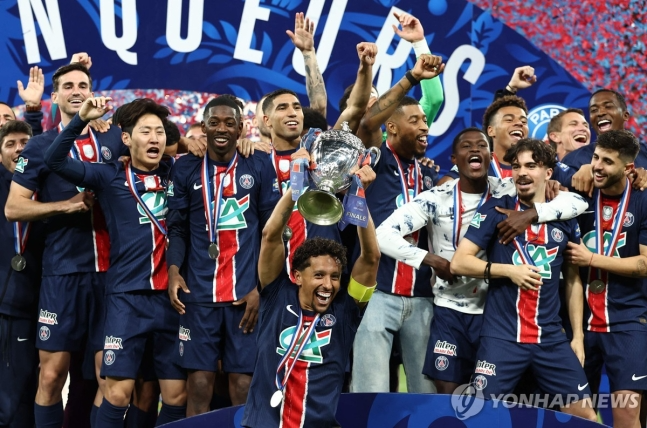 프랑스컵 우승 트로피를 들고 기뻐하는 PSG 선수들 /연합뉴스