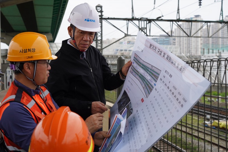 한문희 코레일 사장(맨 오른쪽)이 23일 서울 금천구청역을 공사 현장을 찾아 선로 분기기 교체 계획 등을 검토하고 있다./코레일