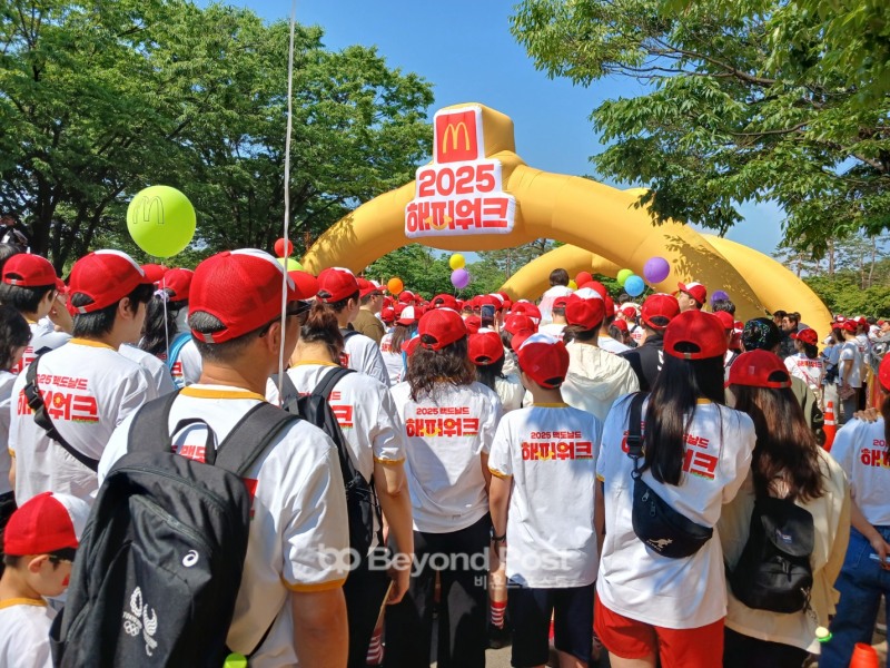맥도날드가 가정의 달을 맞아 25일 서울 월드컵공원 평화광장에서 가족의 소중함을 되새기고 아이들을 위한 나눔에 동참할 수 있는 특별한 행사 ‘2025 맥도날드 해피워크(Happy Walk)’를 개최했다./신용승 기자