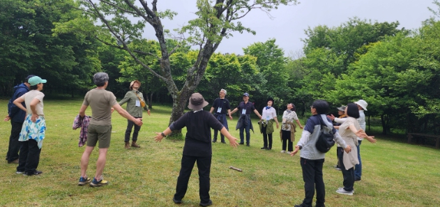 제주특별자치도는 스트레스와 수면장애를 겪는 직장인을 대상으로 ‘2025년 산림치유학교’를 운영하며 심뇌혈관질환 예방에 나섰다. (제주특별자치도 제공)