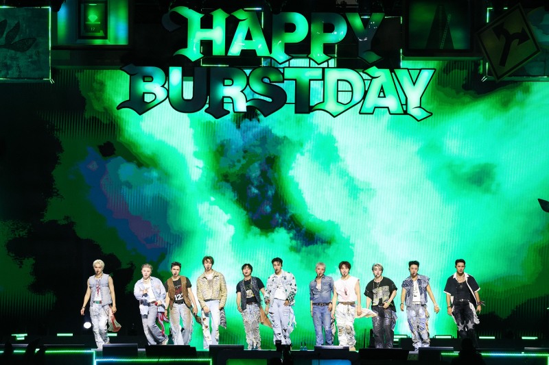 ‘떼창 터졌다’ 세븐틴, 잠수교 공연서 ‘THUNDER’ 무대 깜짝 선공개…12곡 몰아친 격정적 공연