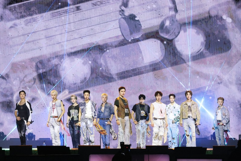 ‘떼창 터졌다’ 세븐틴, 잠수교 공연서 ‘THUNDER’ 무대 깜짝 선공개…12곡 몰아친 격정적 공연