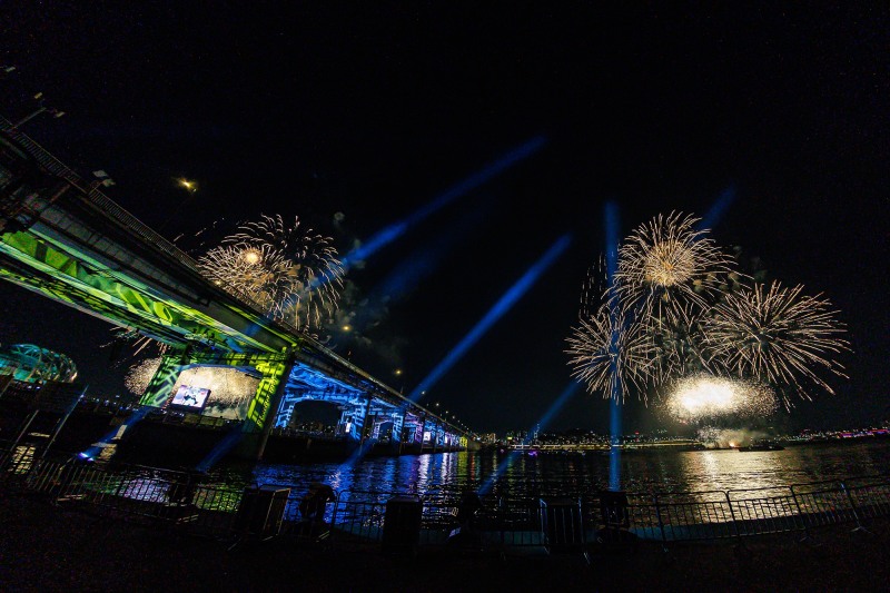 ‘떼창 터졌다’ 세븐틴, 잠수교 공연서 ‘THUNDER’ 무대 깜짝 선공개…12곡 몰아친 격정적 공연