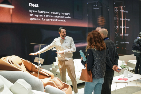 CES 2025 세라젬 부스를 관람하고 있는 참관객 모습