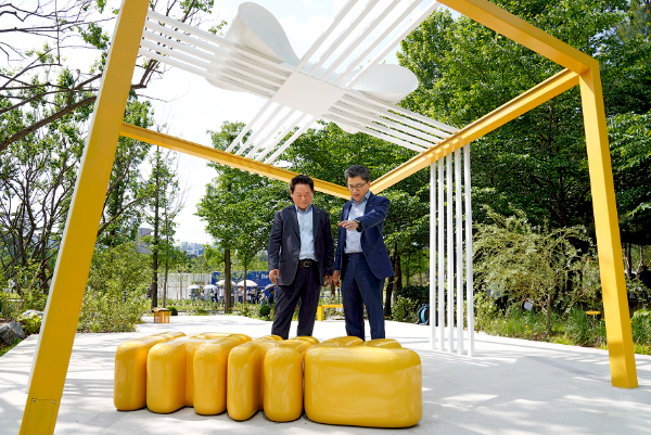 지난 22일 서울 보라매공원에서 열린 ‘2025 서울국제정원박람회’ 현장을 방문한 KB증권 강진두 경영기획그룹장(오른쪽)과 임경식 커뮤니케이션본부장(왼쪽)이 ‘깨비정원 with KB증권’을 둘러보고 있다. ⓒ KB증권