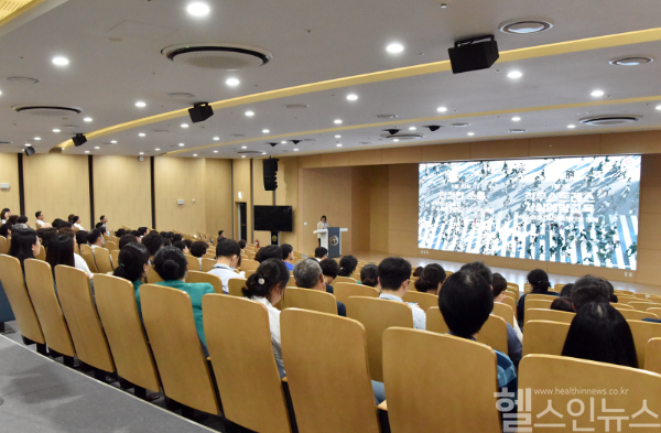 화순전남대병원 총무과 안전관리팀 주관으로 진행된 소통역량 강화교육에서 강민정 보건관리자가 강의하고 있다. (화순전남대병원 제공)