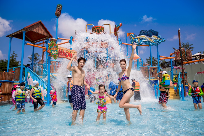 설악 워터피아에서 물놀이를 즐기는 가족