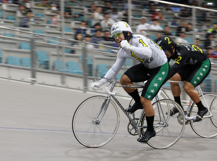 우수급 결승전에서 가장 먼저 결승선을 통과한 임태연이 승리의 포효를 하고 있다.