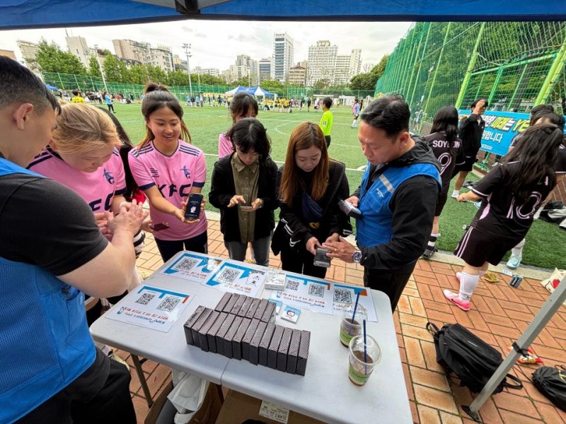 지난 24일, 영등포구청장배 풋살대회에 참가한 청소년들이 불법도박 근절 서약을 하고 있다.