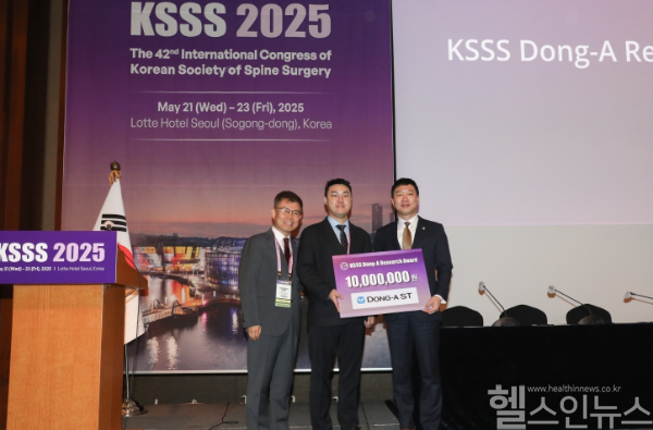 대한척추외과학회 춘계 학술대회 KSSS 2025에서 (사진에서 우측부터) 정재훈 동아에스티 사장, 박상민 분당서울대학교병원 교수, 박종범 대한척추외과학회 회장이 기념사진을 촬영하고 있다. (동아ST 제공)