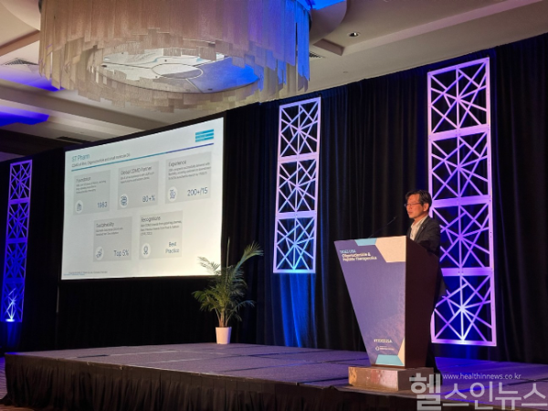 최석우 에스티팜 사업본부 본부장이 TIDES USA 2025에서 RNA 기반 치료제 플랫폼 사업 전반에 대한 기술력과 경쟁력을 소개했다. (에스티팜 제공)