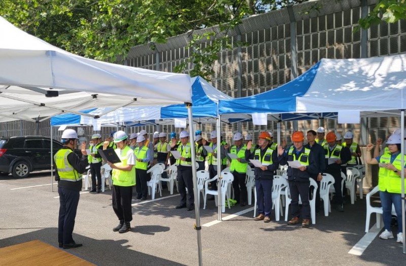 국가철도공단 GTX본부 및 한국철도공사, 협력사 관계자가 함께 26일 안전 결의대회를 시행하고 있다./국가철도공단 GTX본부