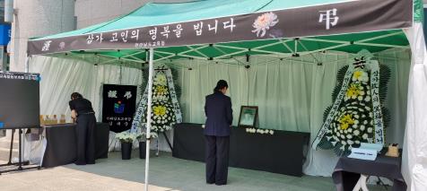 전남교육청 청사 1층에 마련된 제주 교사 추모공간에서 교육가족이 고인의 명복을 빌고 있다.