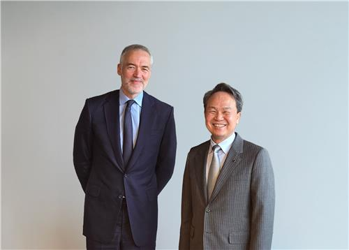진옥동 신한금융지주 회장이 지난 18일부터 1주일간 영국 런던, 독일 프랑크푸르트, 폴란드 바르샤바 등 유럽 주요 거점을 순회하며 현지 기관 투자자를 대상으로 IR(투자설명회)을 진행했다. 진 회장이 20일 런던에서 만난 앤터니 굿맨 골드만삭스 인터내셔널 공동대표와 카메라 앞에 섰다.