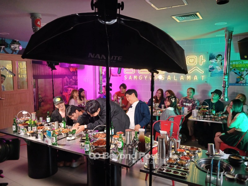 지난 19일(현지시간) 필리핀 힙합 듀오 ‘GY(Gab & Yen)’가 필리핀 마닐라에 위치한 ‘삼겹살라맛(Samgyupsalamat)’에서 열린 진로라이브에 참여해 한국식 술자리 게임을 체험해 보고 있다./신용승 기자=마닐라(필리핀)