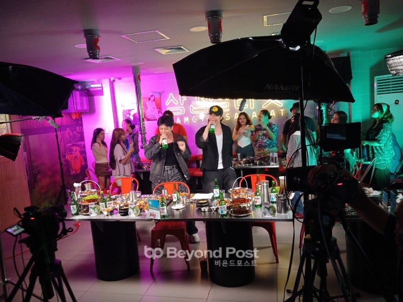 지난 19일(현지시간) 필리핀 힙합 듀오 ‘GY(Gab & Yen)’가 필리핀 마닐라에 위치한 ‘삼겹살라맛(Samgyupsalamat)’에서 열린 진로라이브에 참여해 마이크 대신 소주병을 들고 라이브를 선보이고 있다./신용승 기자=마닐라(필리핀)