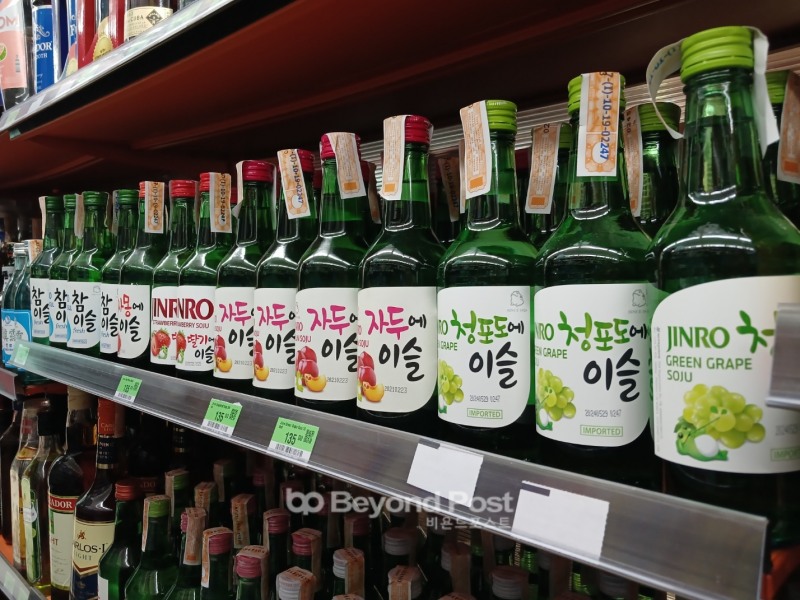 필리핀 마닐라에 위치한 세븐일레븐 매대에 하이트진로의 소주가 진열돼 있다./신용승 기자=마닐라(필리핀)