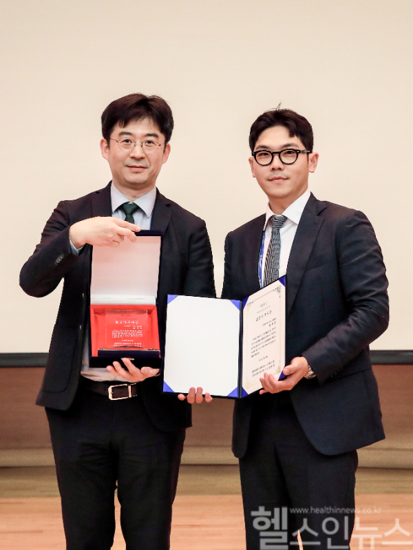 수상 사진. (오른쪽) 송우진 순천향대학교 서울병원 성형외과 교수 (순천향대 서울병원 제공)