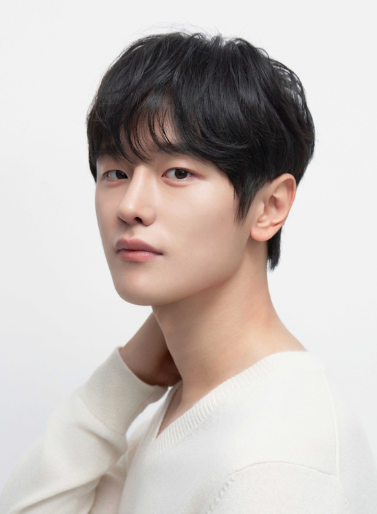 김도완, 새 프로필 공개…‘성숙미+카리스마’ 다채로운 매력 발산