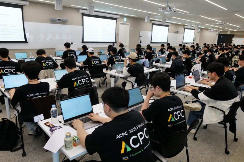 코드트리가 아마존웹서비스와 함께 개최한 전국 대학생 프로그래밍 경진대회 ‘2025 ACPC(AWSXCodetree Programming Contest)'를 성공적으로 마무리했다. 지난 25일 AWS 코리아 본사에서 본선 진출자들이 참가해 프로그래밍 실력을 겨루고 있다.