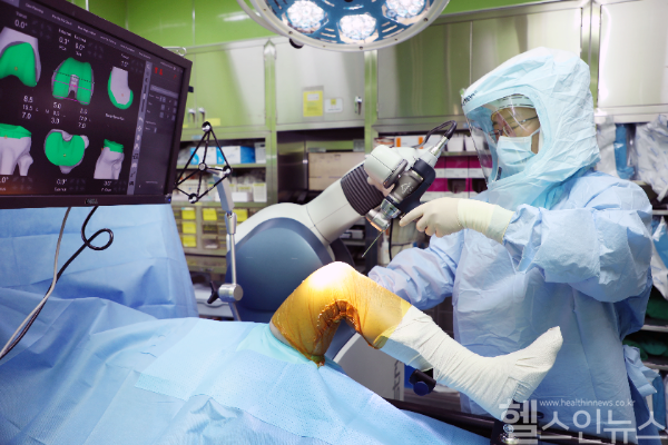남창현 힘찬병원 관절클리닉 의무원장(정형외과 전문의)이 로봇 인공관절 수술을 집도하고 있다. (힘찬병원 제공)