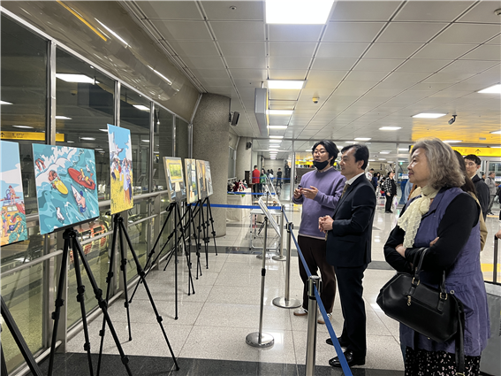 안규백 국회의원(동대문구갑)에게 전시 설명을 하는 조권규 컬딥 대표 (컬딥 제공)