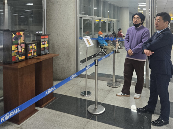 한신 서울시의원(성북1)에게 전시 설명을 하는 조권규 컬딥 대표 (컬딥 제공)