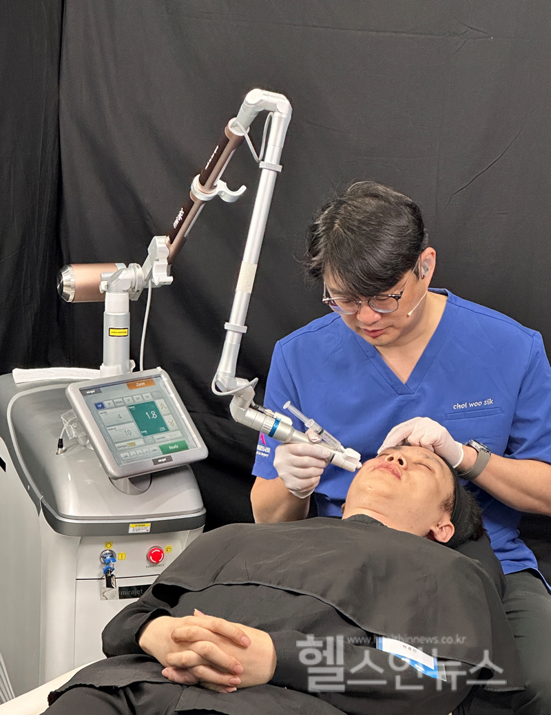 사진=라마르의원 최우식원장이 대한임상미용의학회 제18회 정기 학술대회에서 미라젯과 관련한 라이브 강의를 진행하였다.