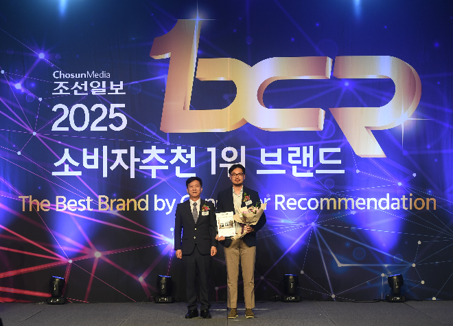 지난 22일, 조선일보 주최 2025 소비자 추천 1위 브랜드에서 반려동물 장례 부문 대상을 수상한 펫닥 오태환 대표(오른쪽)가 전중옥 심사 위원장과 기념 촬영을 했다.