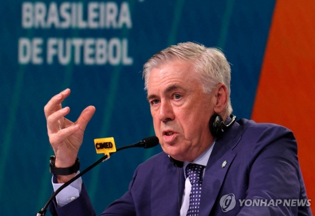 첫 기자회견에 나선 브라질 축구대표팀의 카를로 안첼로티 감독 / 사진=연합뉴스