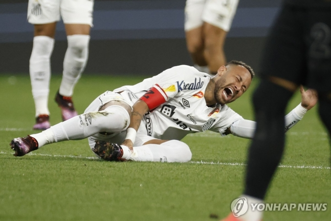 고통을 호소하는 네이마르 / 사진=연합뉴스