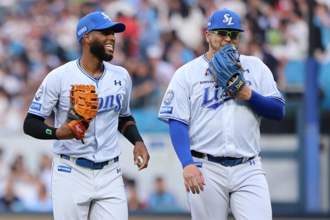 밝게 웃는 삼성 후라도(오른쪽)와 르윈 디아즈