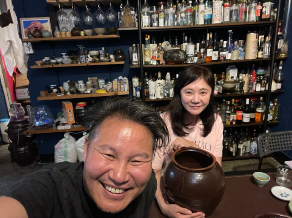 협업 후 제품을 설명하는 권도경작가(왼쪽)와 미스터그룹 유혜전대표